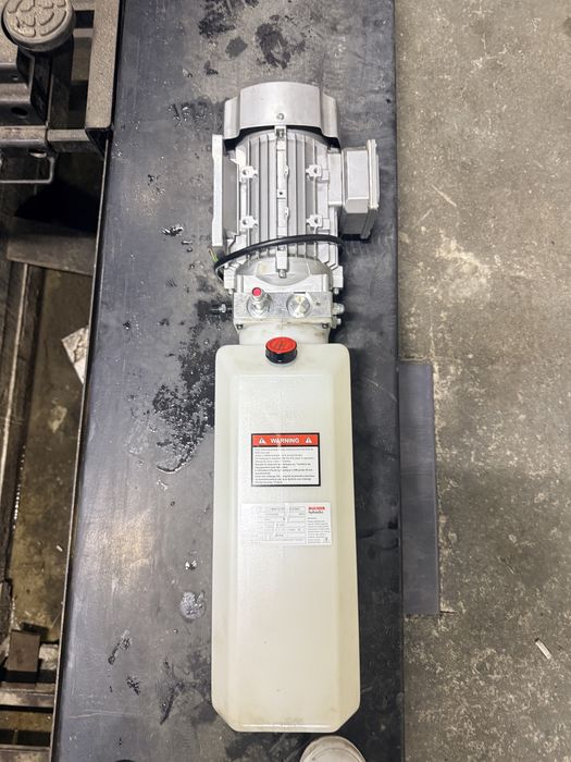 Motor elevator pompa hidraulica