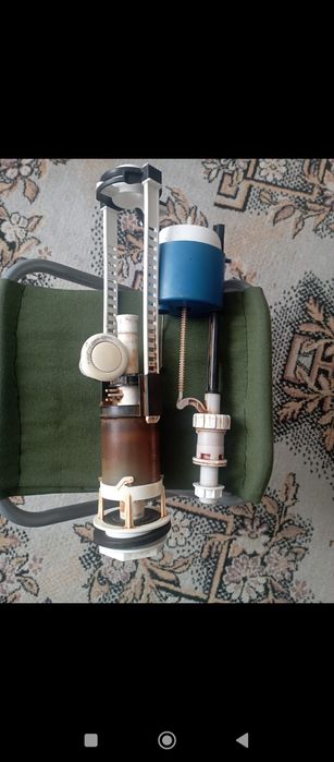 Продам бачком с унитазом