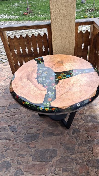 Masa din lemn masiv cu flori si rasina epoxata