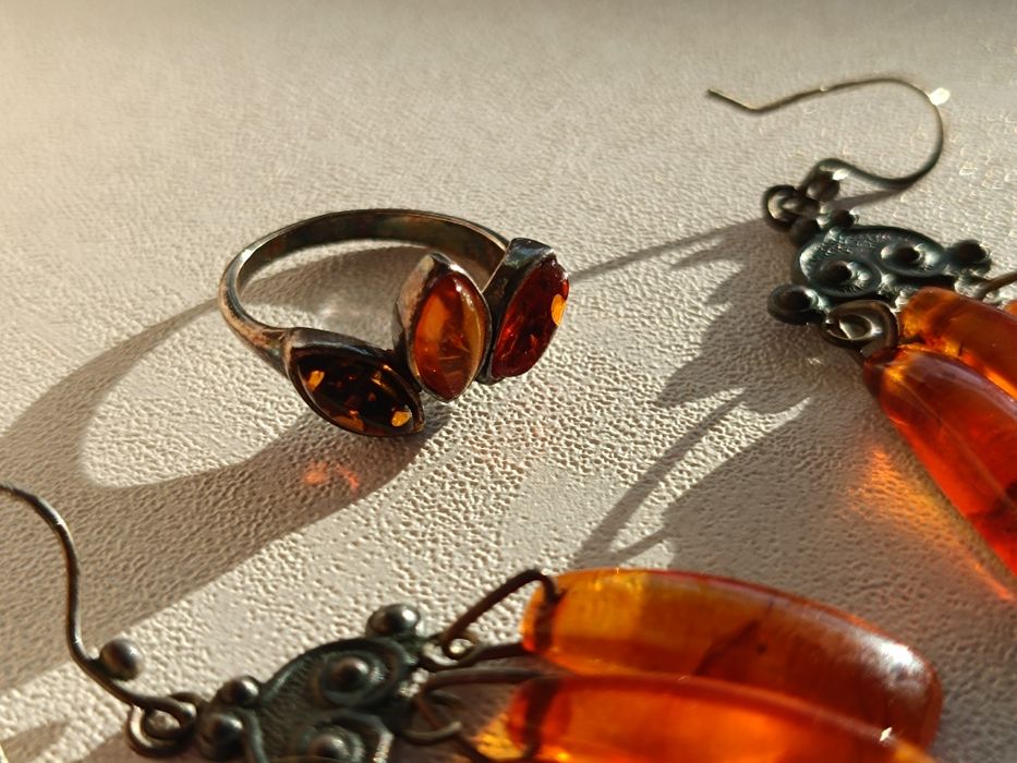 Set cercei și inel, argint și chihlimbar
Purt