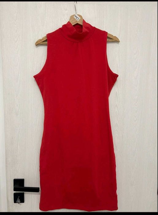 червена рокля с ефектен гръб