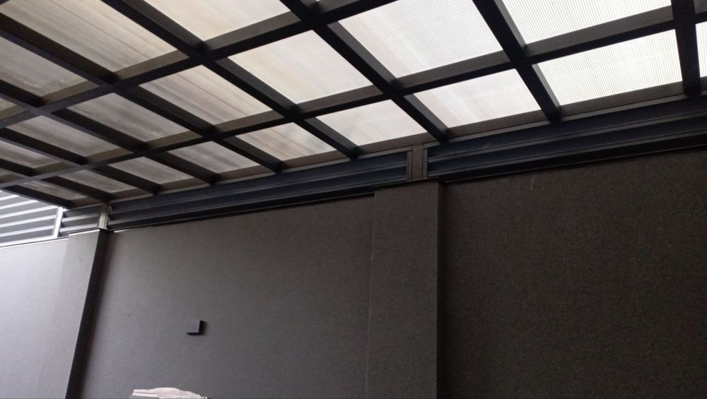 Совремнный металический забор жалюзи красиво и надежно.