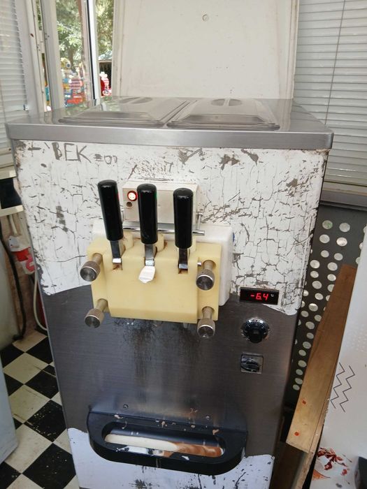 Frezir va kafe uchun narsalar sotiladi