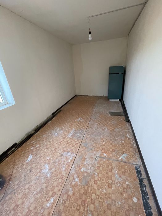 Uy 2 honali 1 qavatda joylashgan  Markazda 1 yulida Mister kafe Atlas