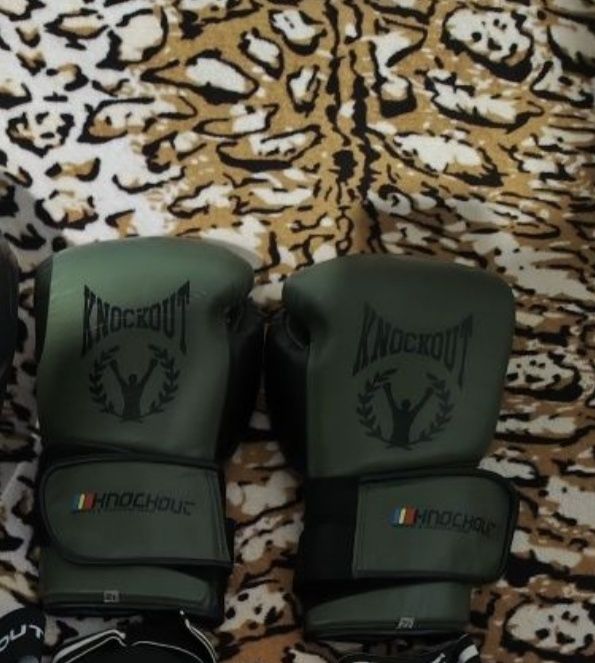 Vând mănuși knockout 12Oz