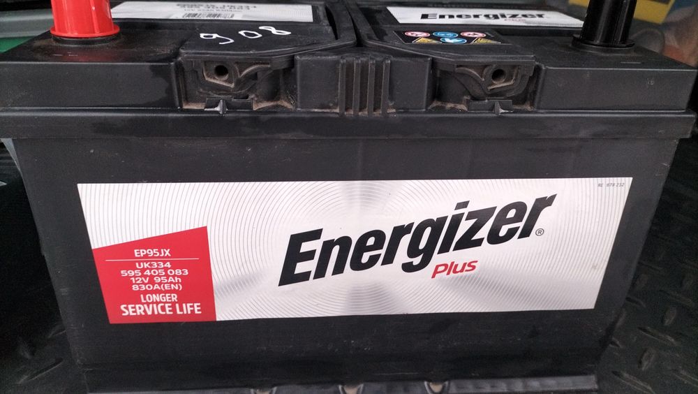 Продаю аккумулятор автомобильный  12v 95 Ah 830A "Energizer"