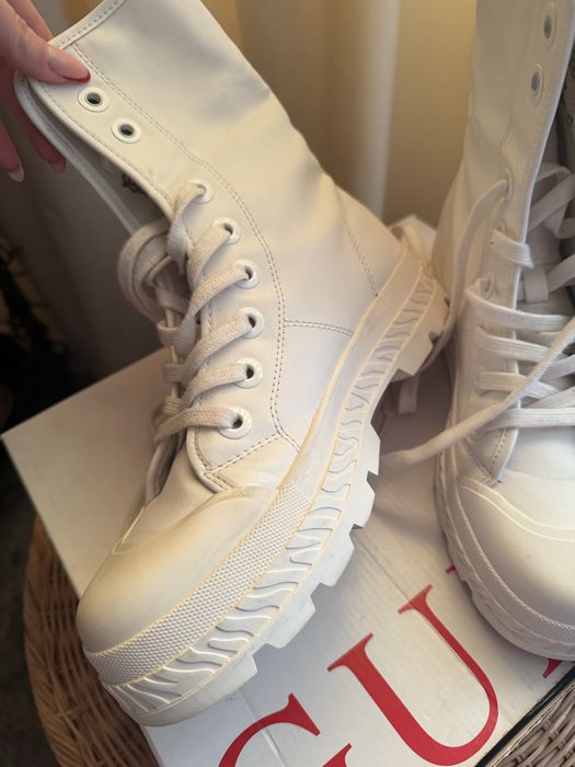 Ghete / bocanci albi cu sireturi Guess