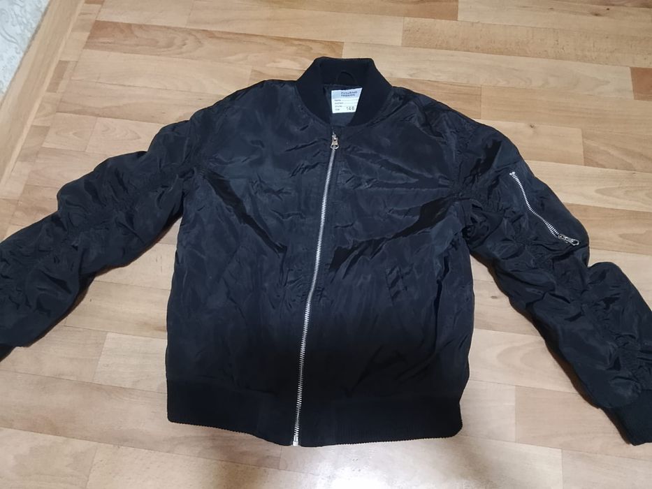 Продам бомбер на 8, 9 лет  демисезонный