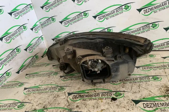 Far dreapta Ford Focus 2001 1.8 MT (115 hp)