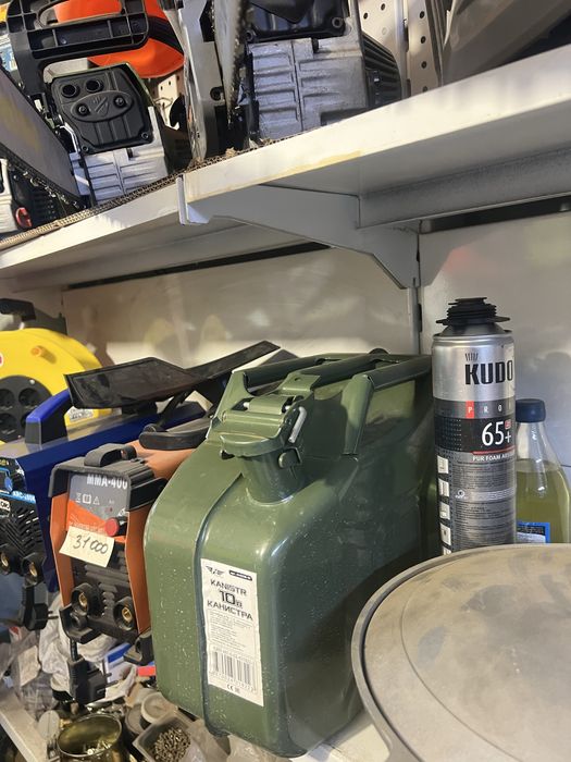 Канистра под бензин .Воронка под бензин