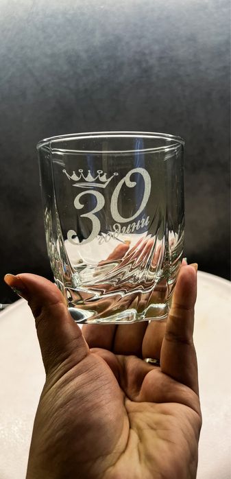 Гравирана чаша за уиски с надпис и графика по ИЗБОР