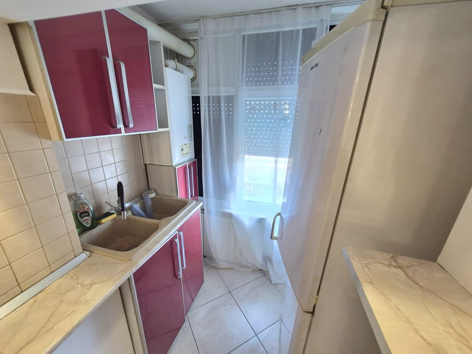 Închiriez 3 camere micro 16