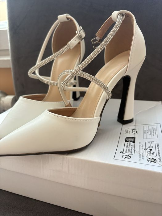 Високи бели обивки