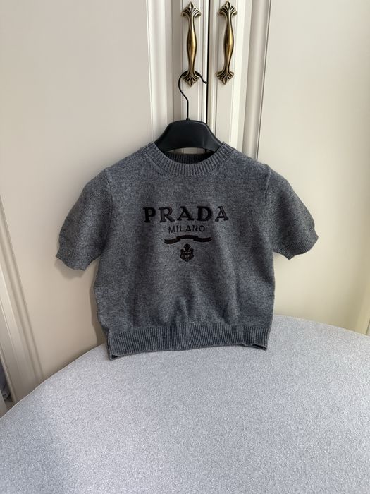 Продам кофту женскую Прада