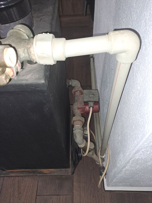 Камина с водна риза на дърва