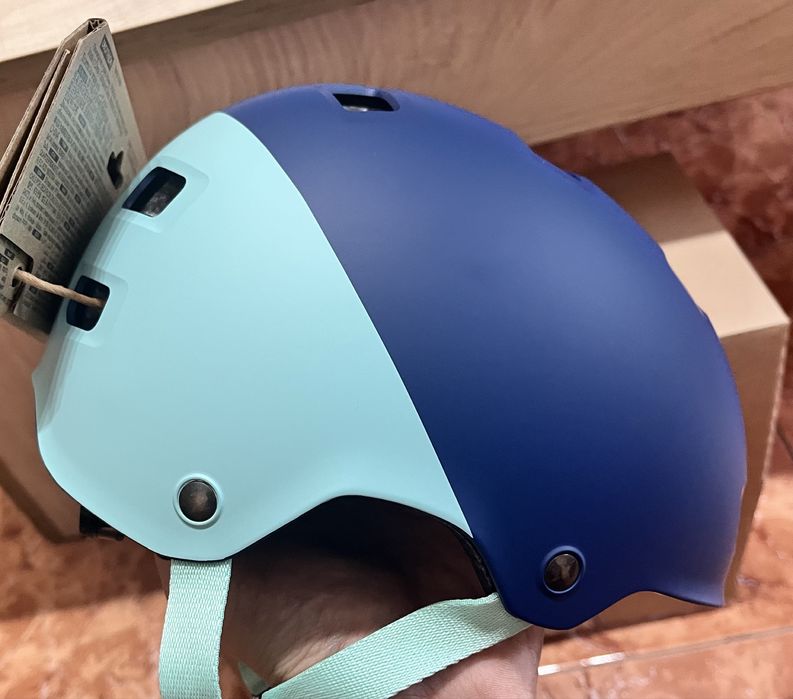 Чисто нова детска каска B-Twin