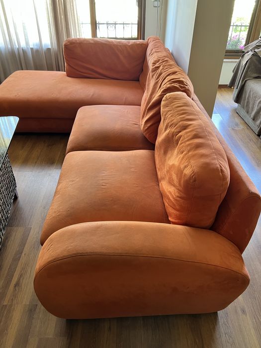 Диван - стар, но удобен