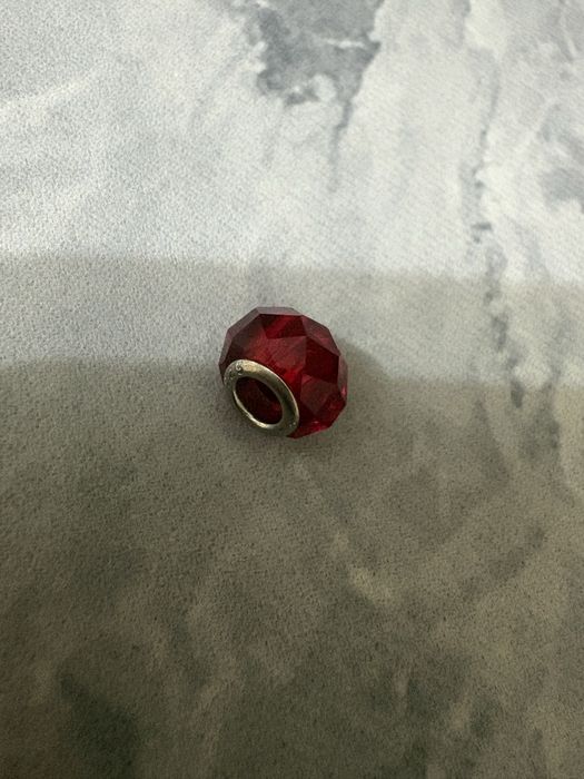 Серебряный шарм красный