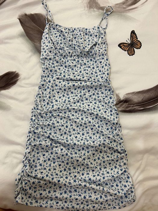 Синьо бяла дамска рокля.