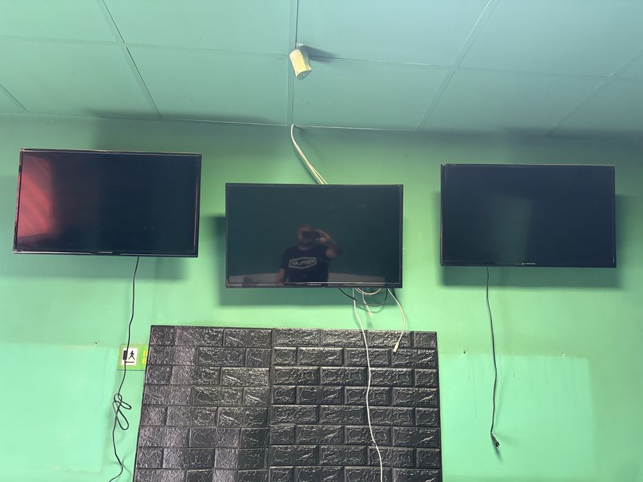 Mobilier bar,frigidere,sistem alarmare si camere supraveghere,monitoare.
