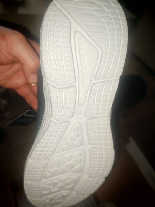 Vând adidași marca Skechers