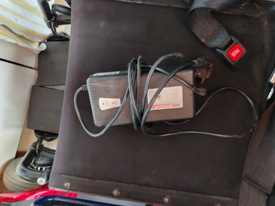 Cărucior - scaun electric pentru persoane cu dizabilități