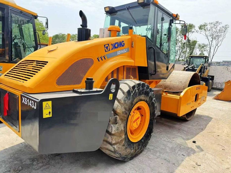 XCMG XS143J — это одно вальцовый вибрационный каток  14 тонн склад