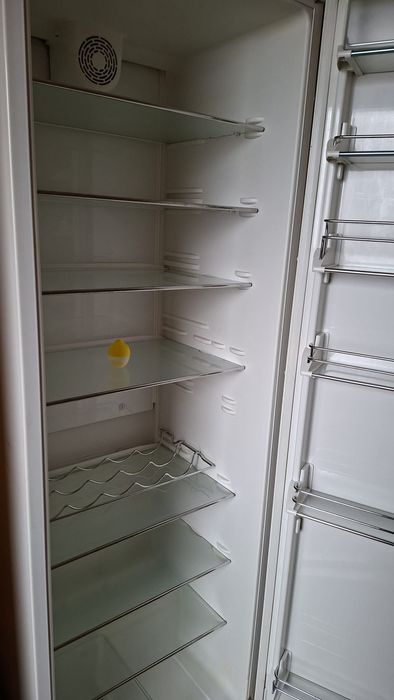 Vând frigider,tejghea magazin si caseta luminoasa