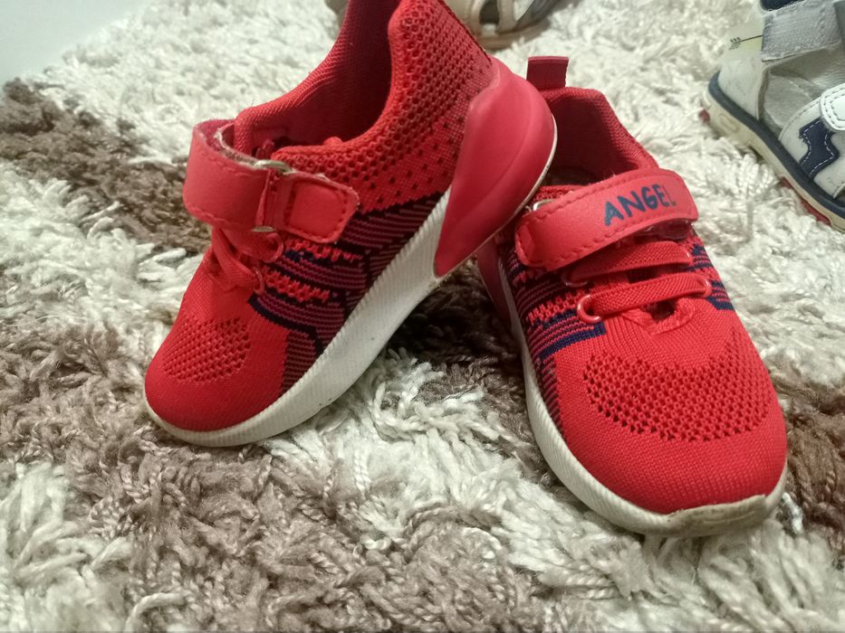 Продам детскую обувь