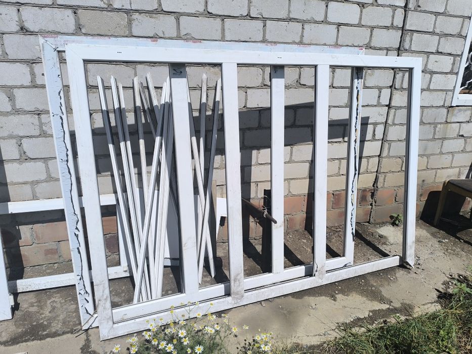 Пластиковые рамы без стекол б/у