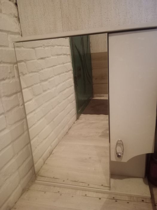 Шкаф с зеркалом для ванной.
