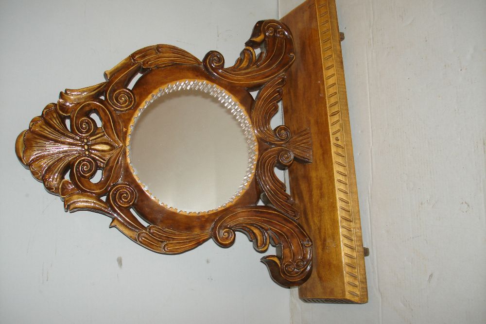 Oglinda veche cu rama sculptata