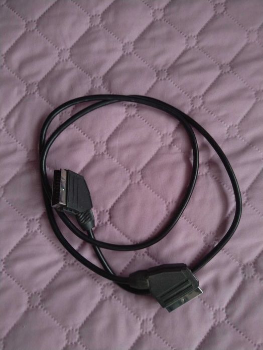 Безжични мишки за компютър, кабели и чинчове за стерео аудио и видео.