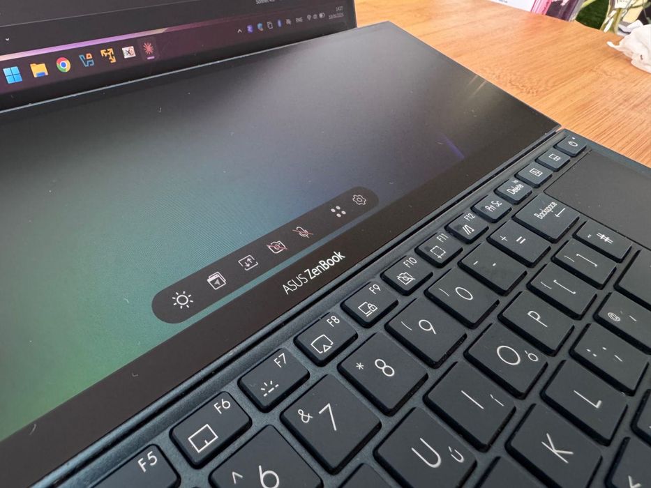 Продавам лаптоп Asus ZenBook UX482EAR - 530 €
