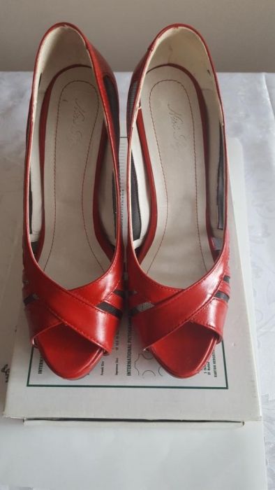 Vând pantofi decupati