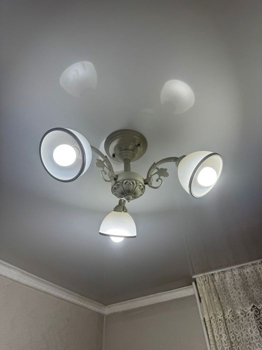 Продам люстры и стулья