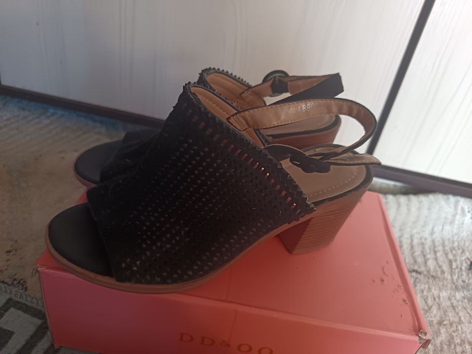 Продаётся босоножки черного цвета