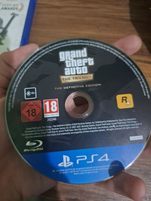 Игра GTA SANANDREAS трилогията има проблем с кутията счупи се преди 2 месеца но за щастие не е повреден диска защото беше в конзолата