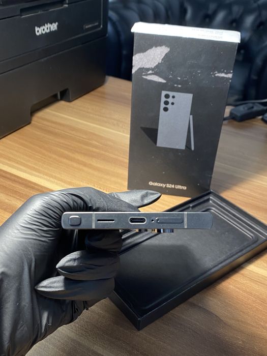 Samsung Galaxy s24 ultra • 256 GB • Titanium Black