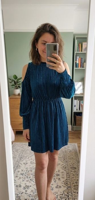 Rochie cu umerii goi