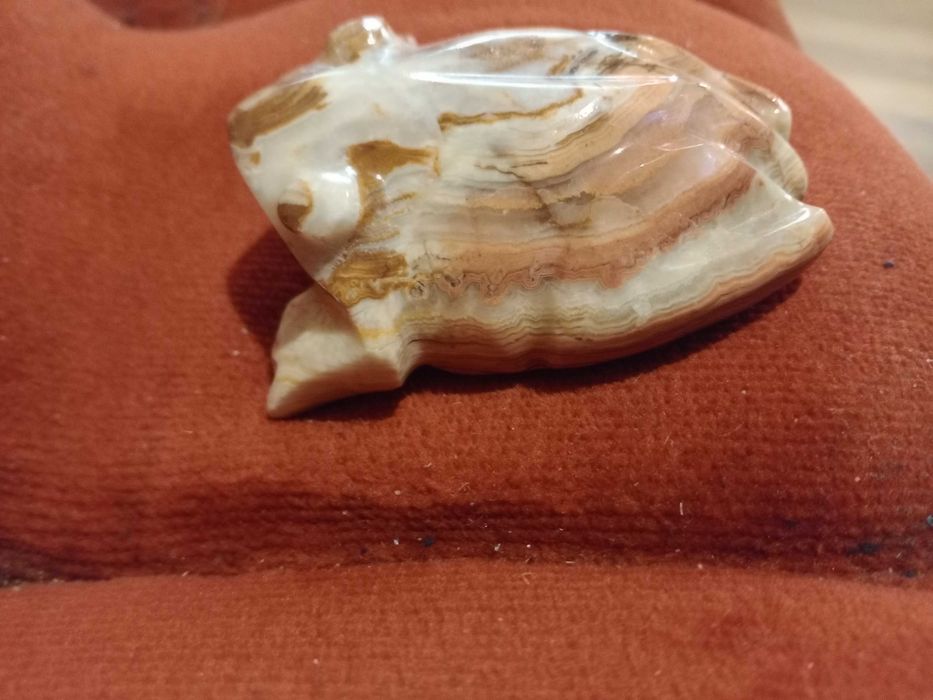 Декоративна керамична жаба , изработена в нежни бяло-кафеникави нюанси