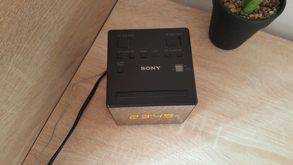 Radio cu ceas Sony ICF C1