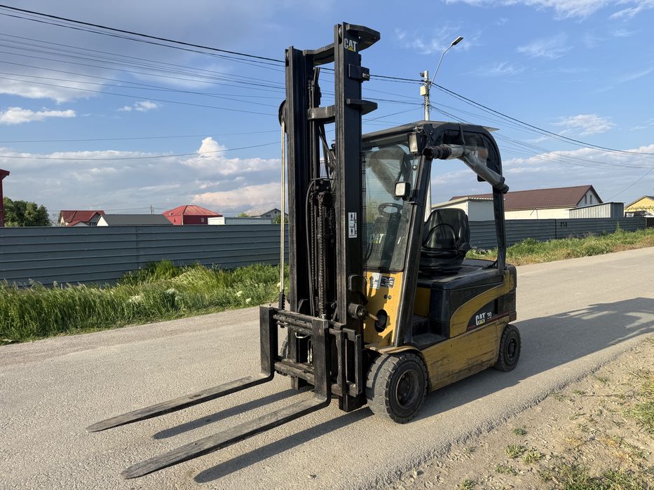 Linde transpaleta stivuitor electric