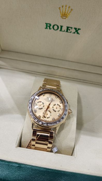 Женские золотые часы Rolex.