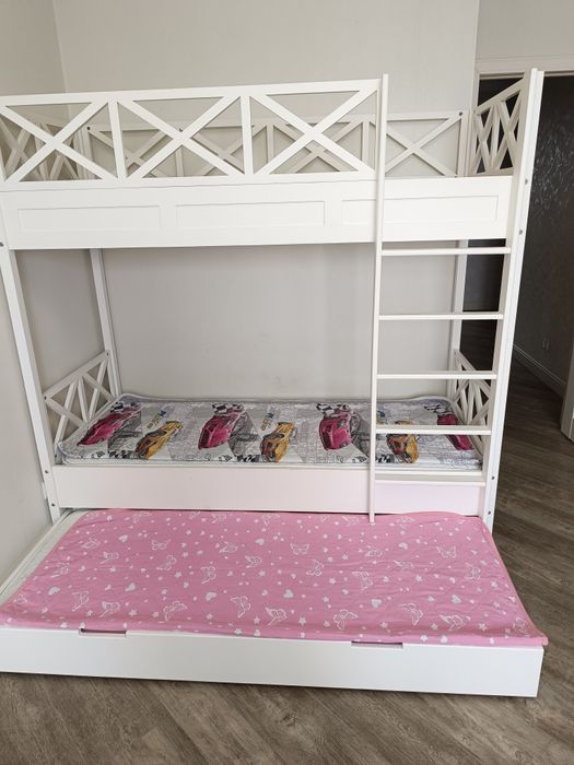 Кровать детская двухъярусная, имеется третье спальное место.