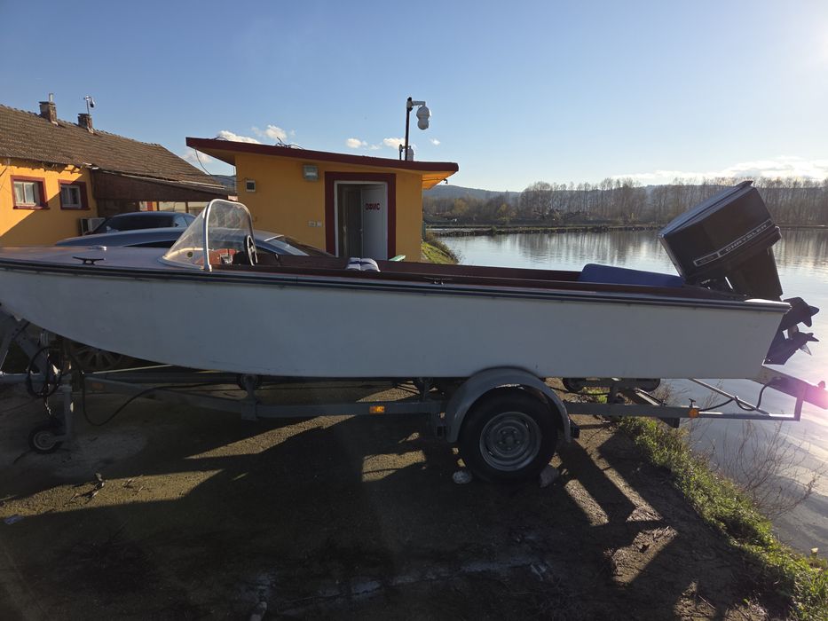 Продавам моторна лодка