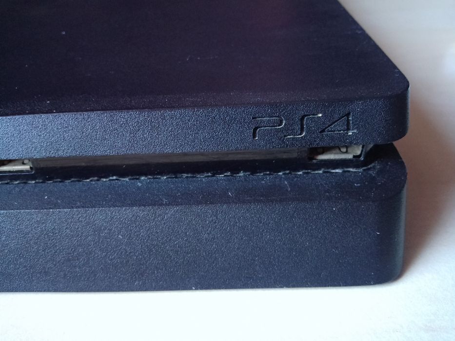 Vând PlayStation 4 de 1TB cu 12 jocuri și cu 1controller