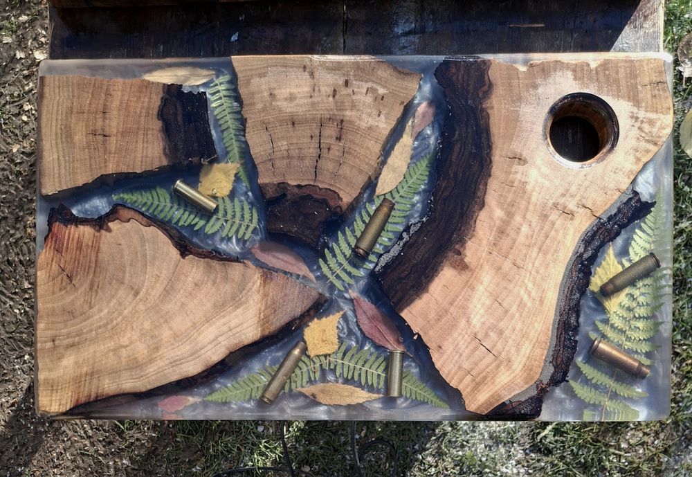 Дъска за вкусни мезета и сервиране  от дърво и епоксидна смола