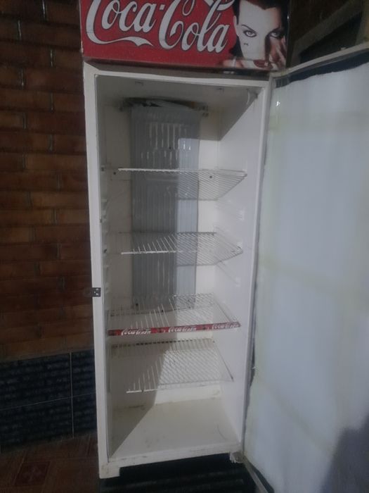 Халадельник витрина сотилади жуда ишлаши аьло