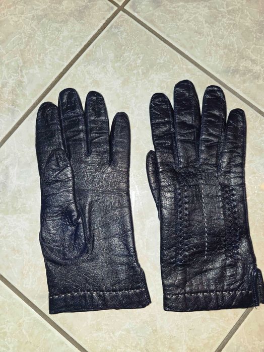 Продавам дамска маркова чанта  и черни ръкавици от естествена кожа